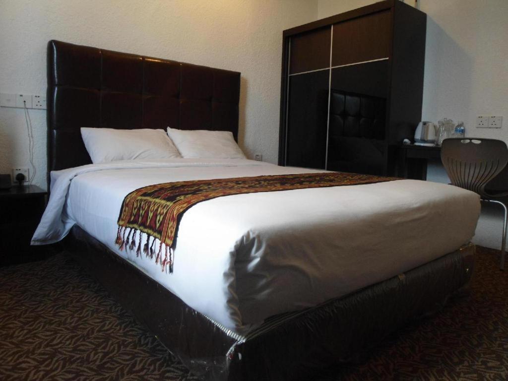 Regent Hotel Бинтулу Екстериор снимка
