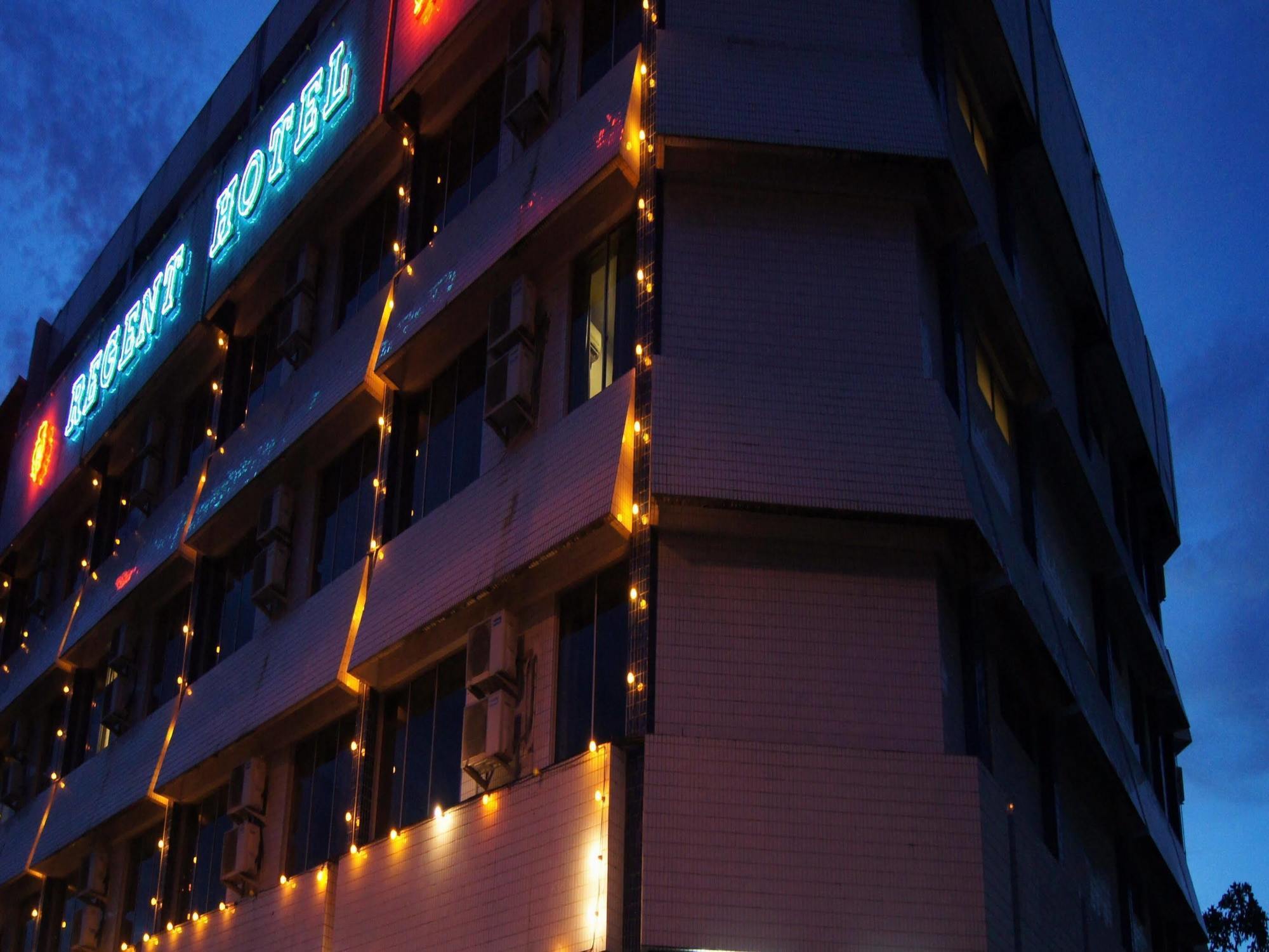 Regent Hotel Бинтулу Екстериор снимка